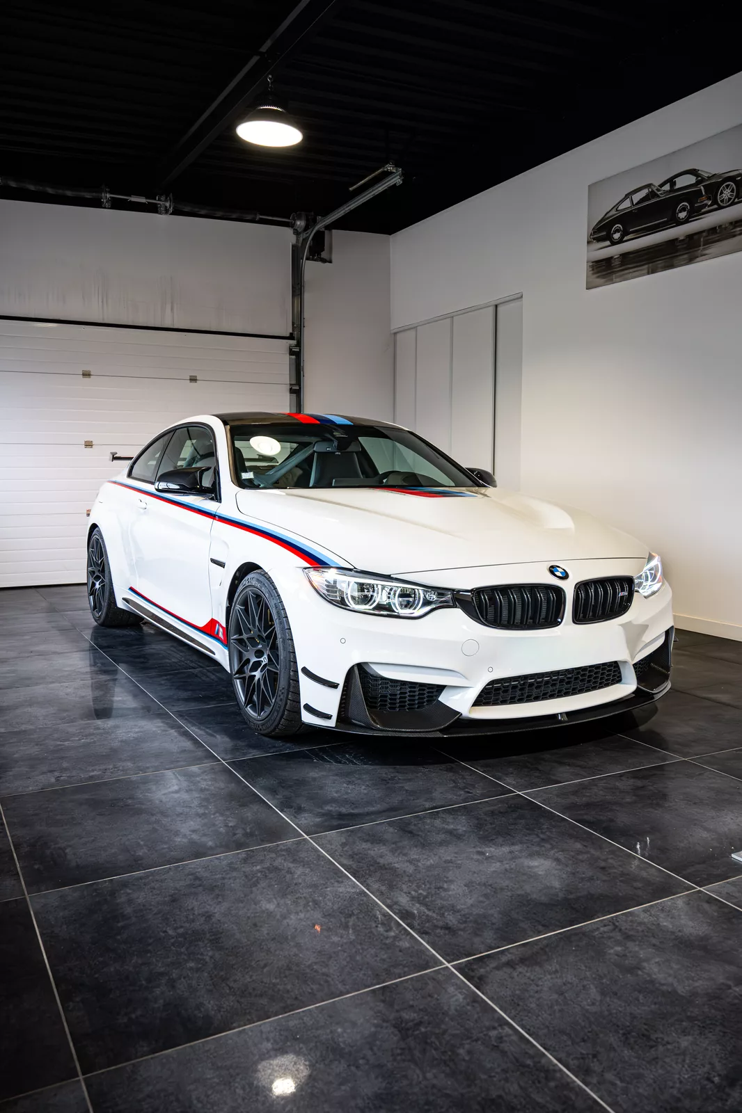 Photographie automobile d’une BMW M4 en showroom à Rouen
