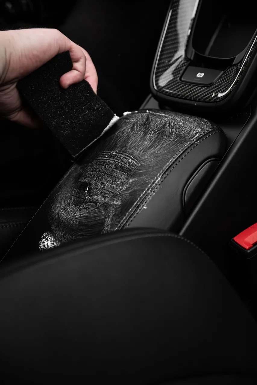L'atelier SC Porsche 992 GT3 Touring — protection cuir — photo 19